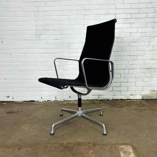 Vitra Eames EA112 stoel