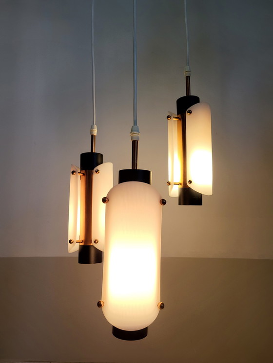 Image 1 of Scandinavische vintage hanglamp, 3 lichtpunten, plexiglas en koper, vermoedelijk Deens