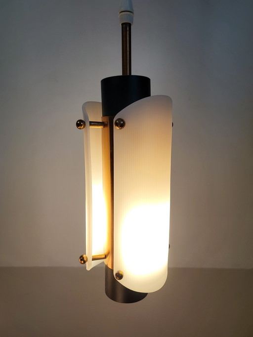 Scandinavische vintage hanglamp, 3 lichtpunten, plexiglas en koper, vermoedelijk Deens