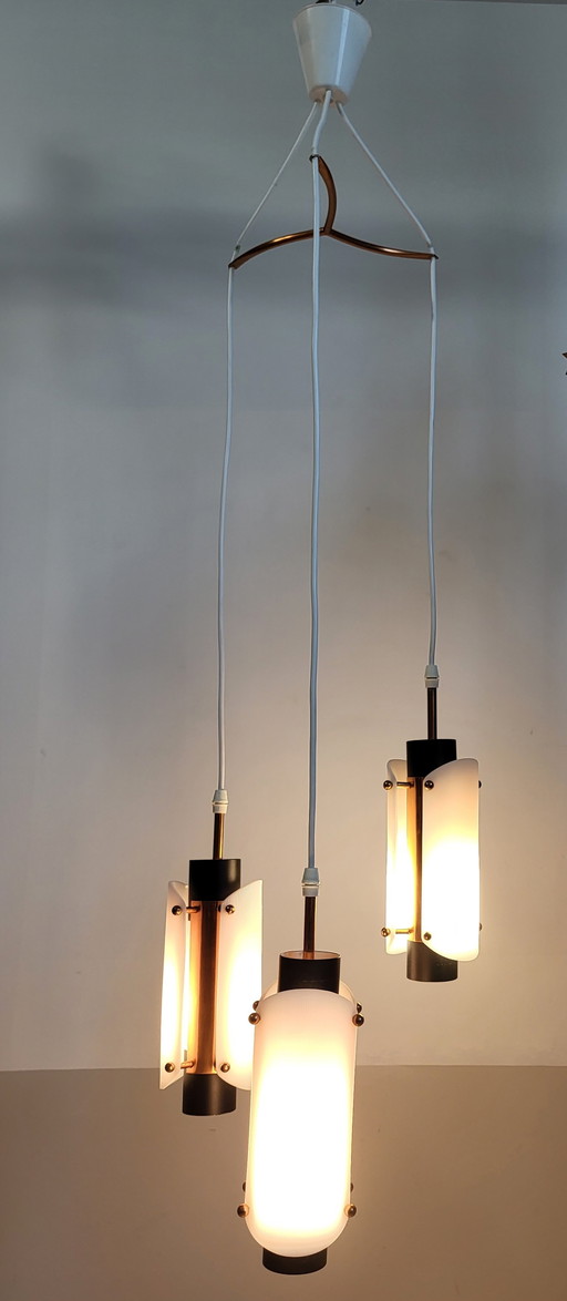 Scandinavische vintage hanglamp, 3 lichtpunten, plexiglas en koper, vermoedelijk Deens