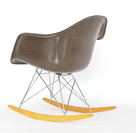 Image 1 of Mid Century RAR Schommelstoel met Vitra onderstel Charles & Ray Eames voor Herman Miller