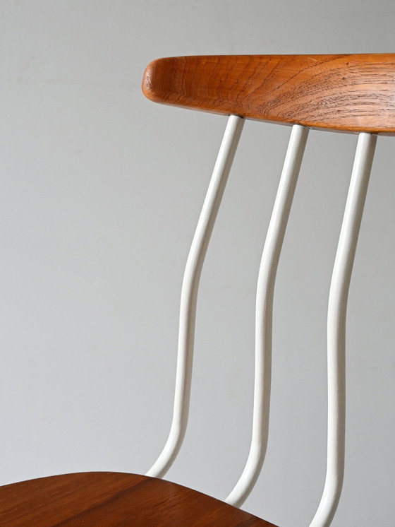 Image 1 of Paar Scandinavische houten stoelen uit 1960 met wit geschilderd frame en gevormde zitting