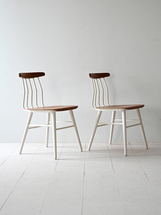 Image 1 of Paar Scandinavische houten stoelen uit 1960 met wit geschilderd frame en gevormde zitting