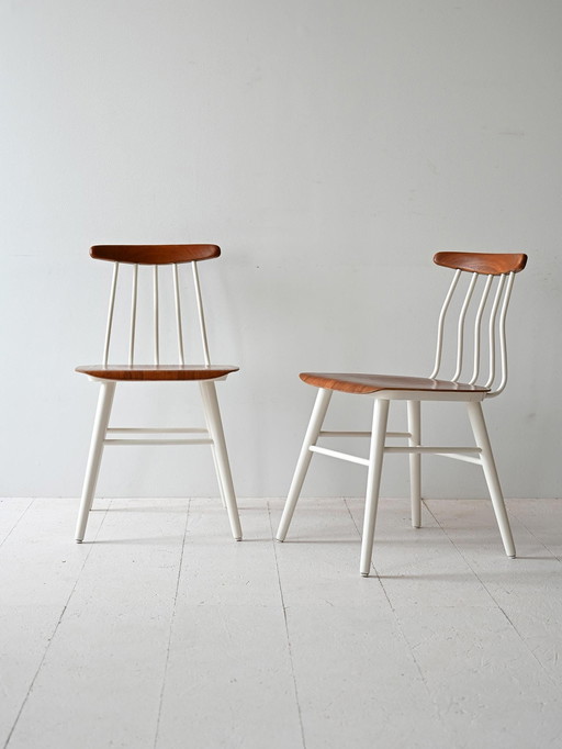 Paar Scandinavische houten stoelen uit 1960 met wit geschilderd frame en gevormde zitting