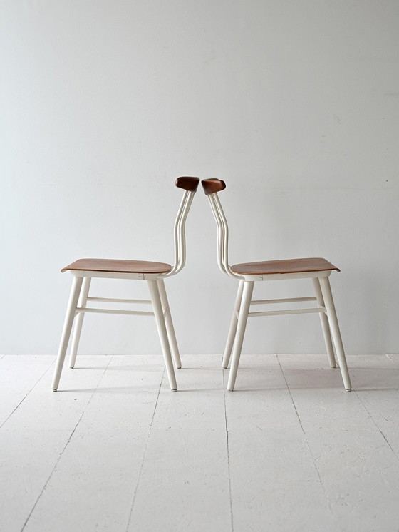 Image 1 of Paar Scandinavische houten stoelen uit 1960 met wit geschilderd frame en gevormde zitting