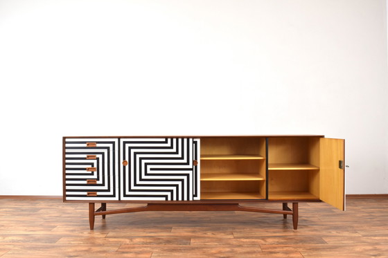 Image 1 of Mid Century Op-Art Handbeschilderd Deens Teak Dressoir, 1960S