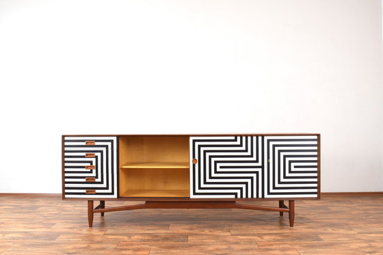 Image 1 of Mid Century Op-Art Handbeschilderd Deens Teak Dressoir, 1960S