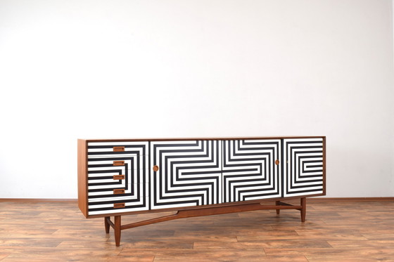 Image 1 of Mid Century Op-Art Handbeschilderd Deens Teak Dressoir, 1960S