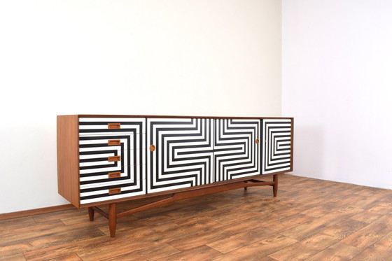 Image 1 of Mid Century Op-Art Handbeschilderd Deens Teak Dressoir, 1960S