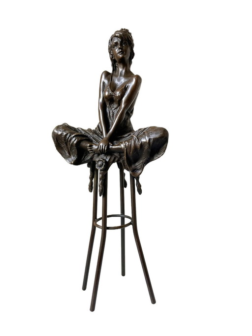 Bronzen Beeld Dame Op Barkruk