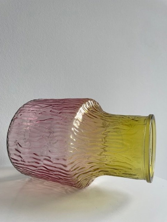 Image 1 of Vaas Roze/Geel Getraand Glas