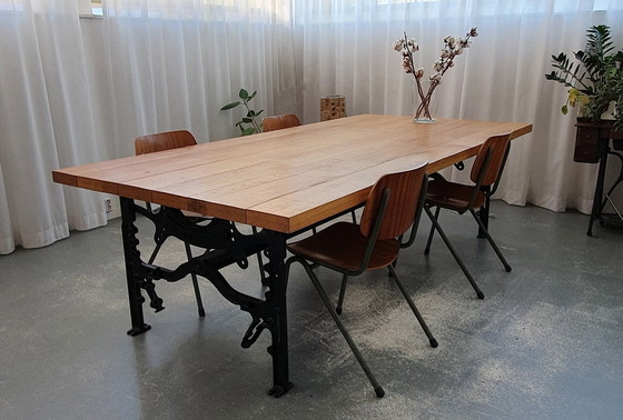 Image 1 of Tafel van massief eikenhout met historisch industrieel Singer onderstel