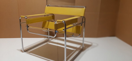 Image 1 of Knoll Wassily B3 Nieuwe-Nooit-Gebruikte Fauteuil In Amber Leer Van Marcel Breuer