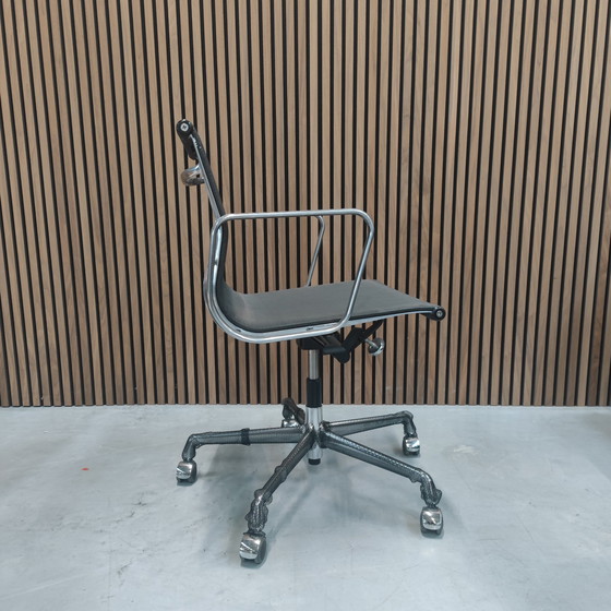 Image 1 of Vitra Eames Ea117 Bureaustoel