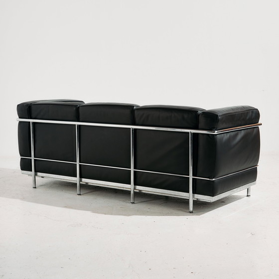 Image 1 of Mk10899 Lc2 Sofa van Le Corbusier, Pierre Jeanneret en Charlotte Perriand voor Cassina