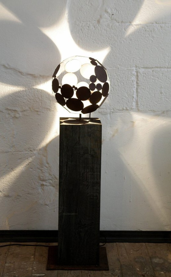 Image 1 of Stefan Traloc, Binnen Globe Licht Met Geoxideerd Eiken Voet