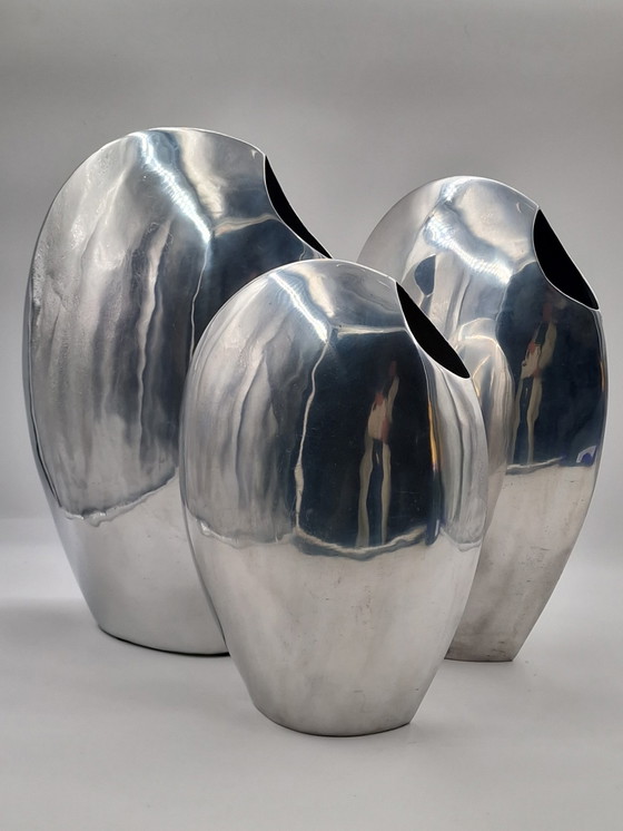 Image 1 of Set van 3 grote handgemaakte design aluminium vazen, gepolijst 