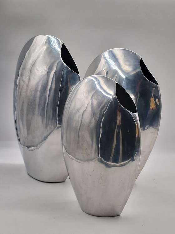 Image 1 of Set van 3 grote handgemaakte design aluminium vazen, gepolijst 