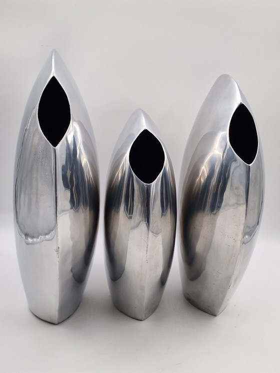 Image 1 of Set van 3 grote handgemaakte design aluminium vazen, gepolijst 