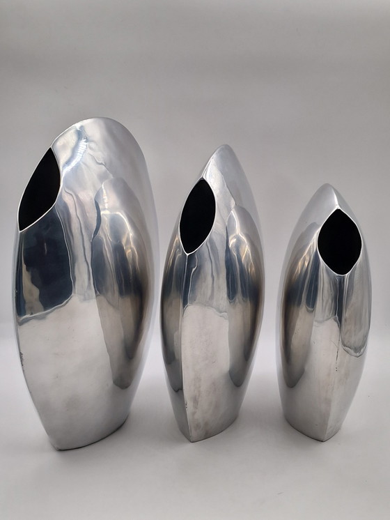 Image 1 of Set van 3 grote handgemaakte design aluminium vazen, gepolijst 