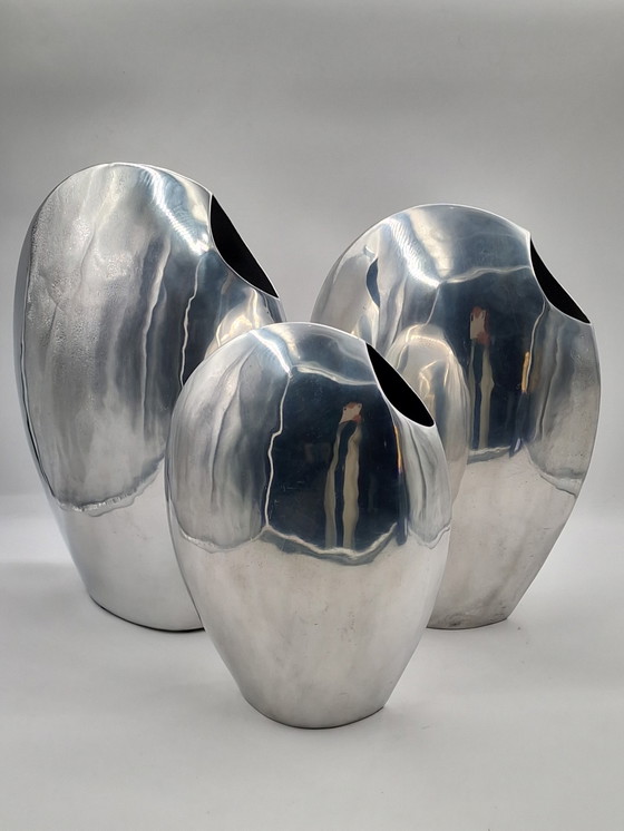 Image 1 of Set van 3 grote handgemaakte design aluminium vazen, gepolijst 