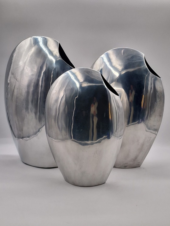 Image 1 of Set van 3 grote handgemaakte design aluminium vazen, gepolijst 