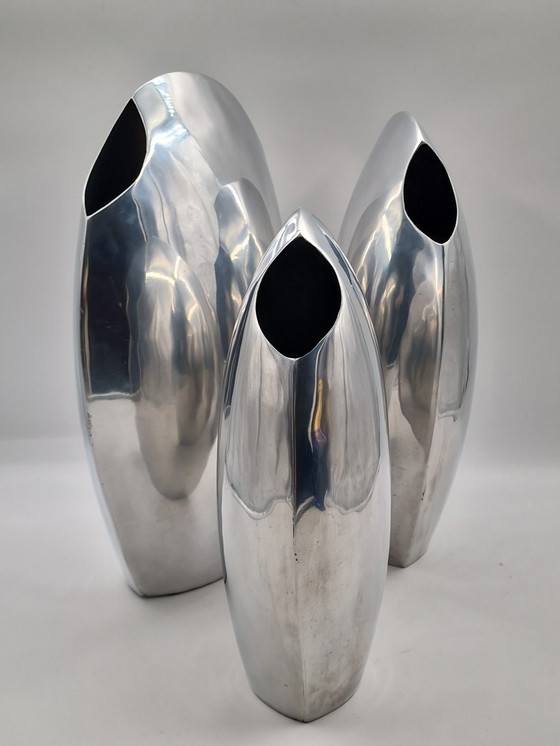 Image 1 of Set van 3 grote handgemaakte design aluminium vazen, gepolijst 