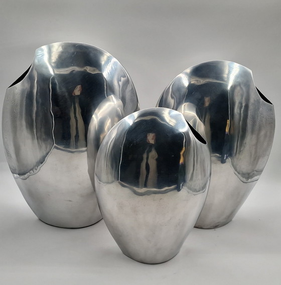 Image 1 of Set van 3 grote handgemaakte design aluminium vazen, gepolijst 