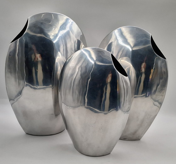 Image 1 of Set van 3 grote handgemaakte design aluminium vazen, gepolijst 