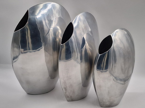 Image 1 of Set van 3 grote handgemaakte design aluminium vazen, gepolijst 