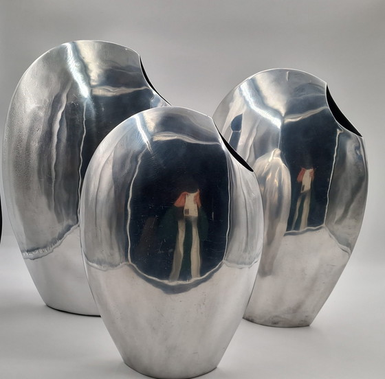 Image 1 of Set van 3 grote handgemaakte design aluminium vazen, gepolijst 