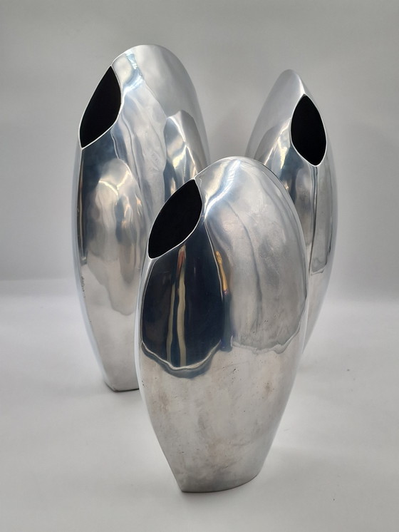 Image 1 of Set van 3 grote handgemaakte design aluminium vazen, gepolijst 