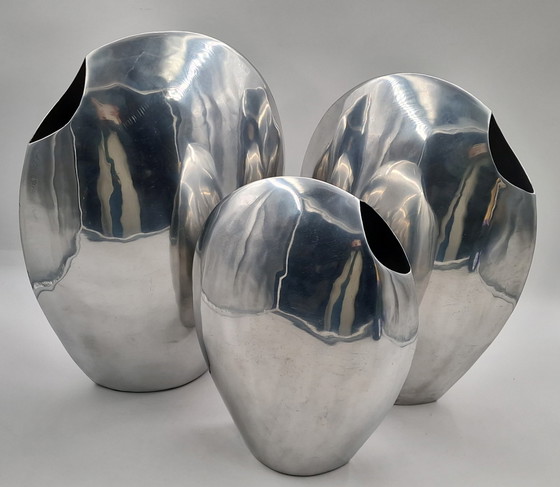 Image 1 of Set van 3 grote handgemaakte design aluminium vazen, gepolijst 