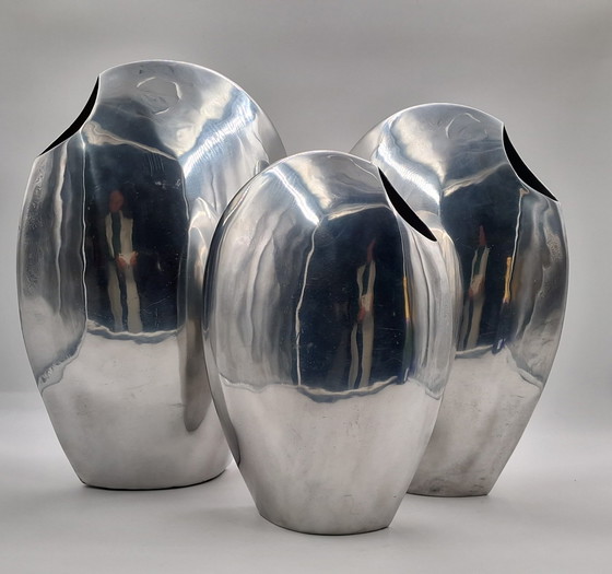 Image 1 of Set van 3 grote handgemaakte design aluminium vazen, gepolijst 