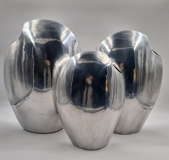 Image 1 of Set van 3 grote handgemaakte design aluminium vazen, gepolijst 