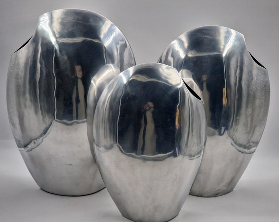 Image 1 of Set van 3 grote handgemaakte design aluminium vazen, gepolijst 