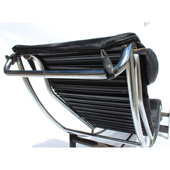 Image 1 of Vintage Cassina LC4 fauteuil zwart gepatineerd koeienhuid 1950