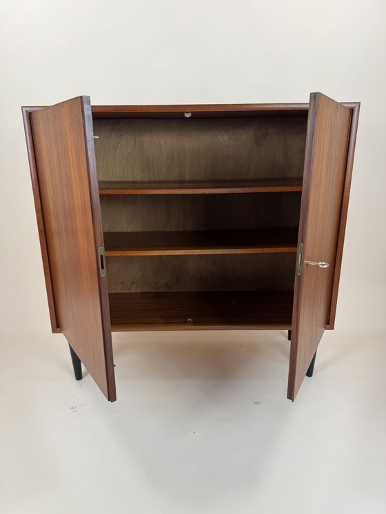 Image 1 of  Mid-Century Teak Kast – Slank & Afsluitbaar