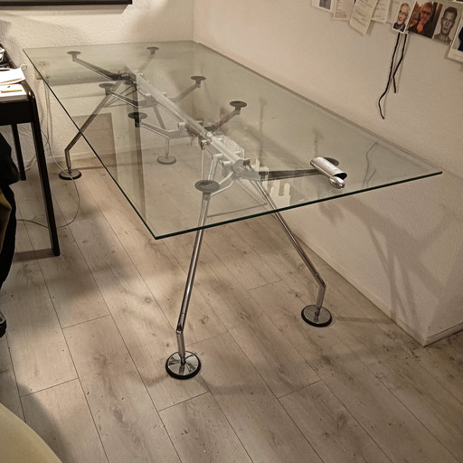 Norman Forster Nomos Tafel