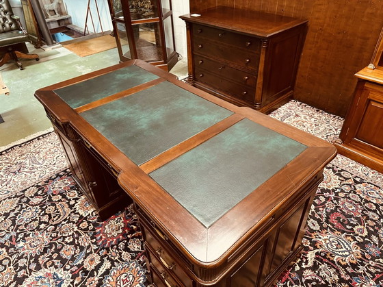 Image 1 of Klassiek Engels Chesterfield Bureau