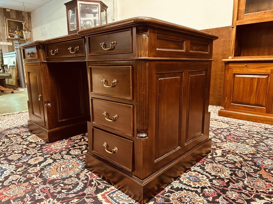 Image 1 of Klassiek Engels Chesterfield Bureau