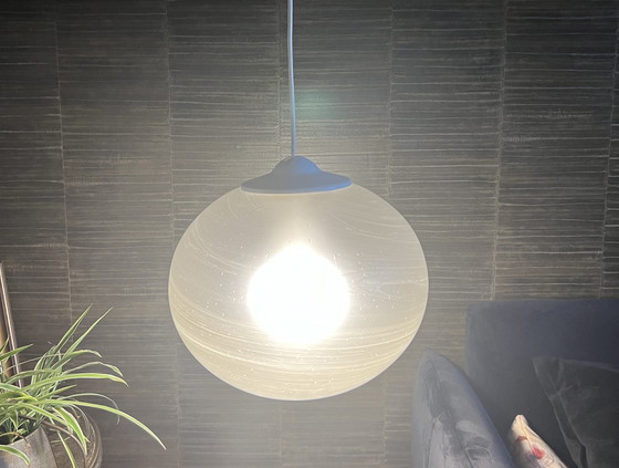 Image 1 of Hanglamp uit de jaren 70 met een grote, gekorrelde glazen bol.