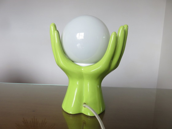 Image 1 of Lamp van groen keramiek "handen", vintage witte opalen bol