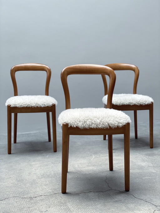 2x eetkamerstoelen massief beukenhout schapenvacht look