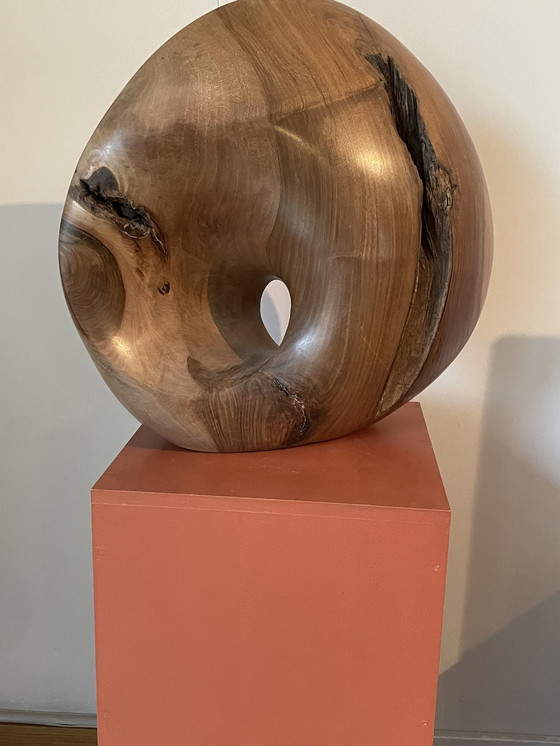 Image 1 of Mobius Ring In Notelaar Hout Door Ardeense Beeldhouwer Deman Christophe