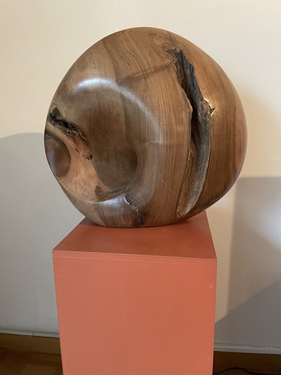 Image 1 of Mobius Ring In Notelaar Hout Door Ardeense Beeldhouwer Deman Christophe