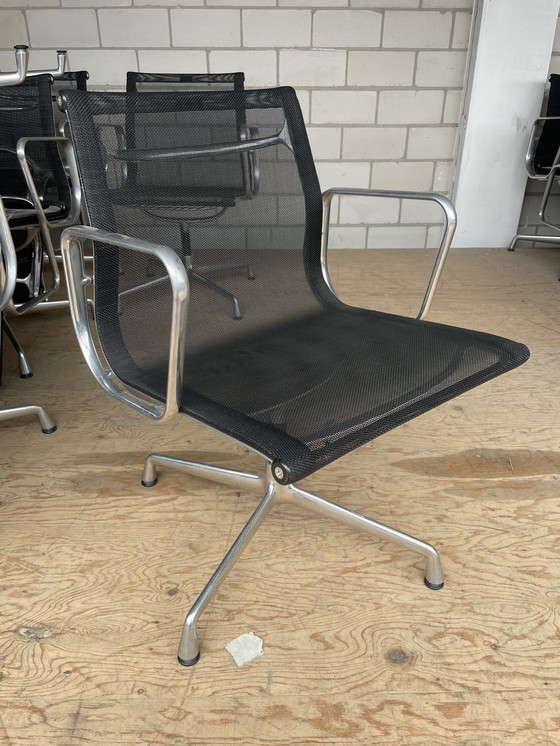 Image 1 of Vitra Eames Ea108 Zwart Netweave/Alu