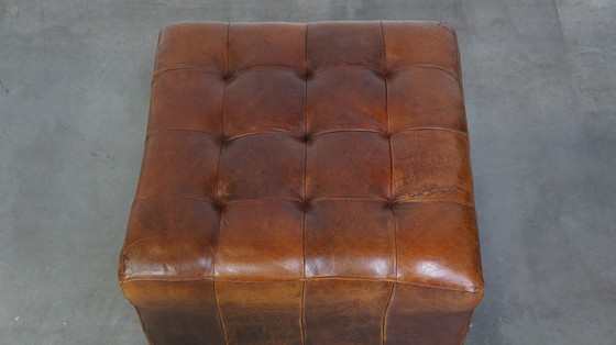 Image 1 of Grote vierkante vintage schapenleren chesterfield hocker