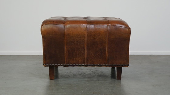 Image 1 of Grote vierkante vintage schapenleren chesterfield hocker