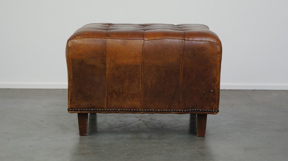 Image 1 of Grote vierkante vintage schapenleren chesterfield hocker